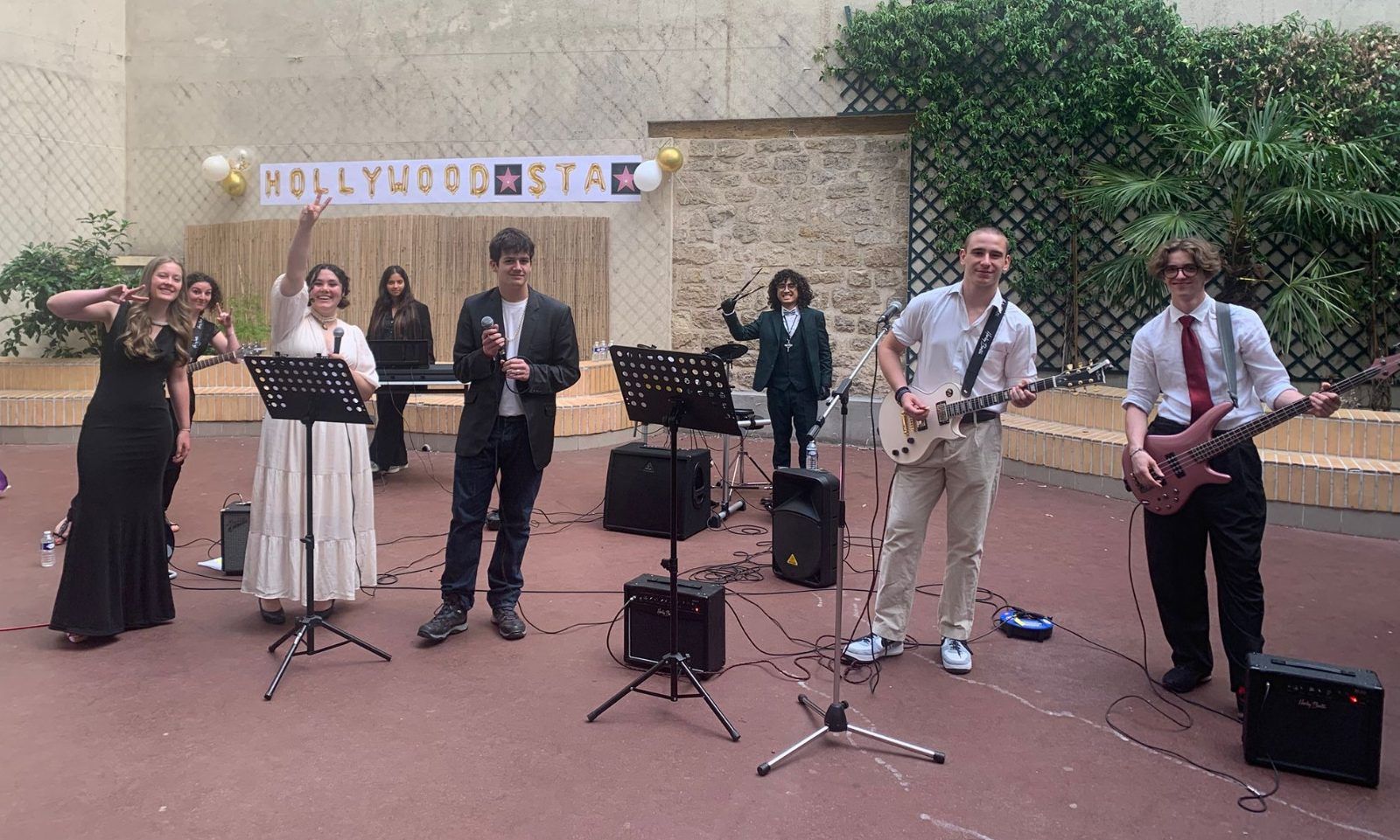 Le groupe d’élèves du lycée Saint Thomas d’Aquin en concert dans la cour