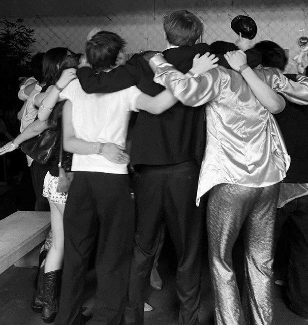 Élèves réunis en cercle lors de la fête du lycée Saint Thomas d’Aquin