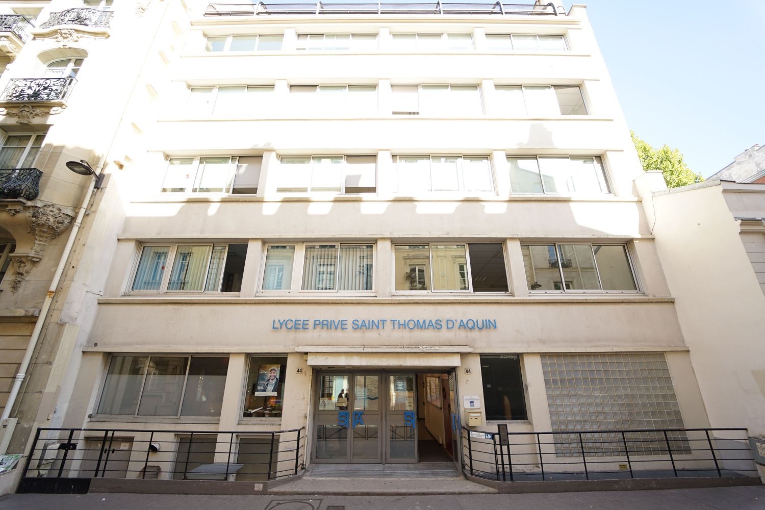 Façade du lycée privé Saint Thomas d'Aquin à Paris