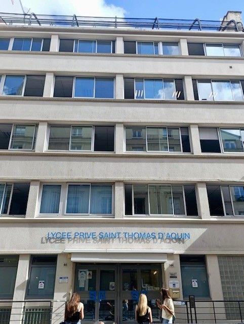 Élèves devant l'entrée du lycée privé Saint Thomas d'Aquin, 44 rue de Grenelle à Paris