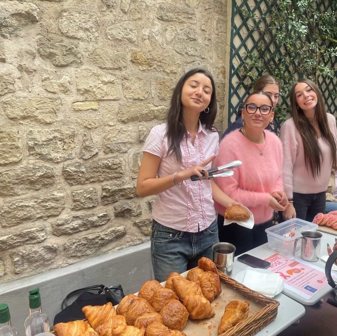 Élèves du lycée tenant un stand de vente solidaire lors d’Octobre Rose
