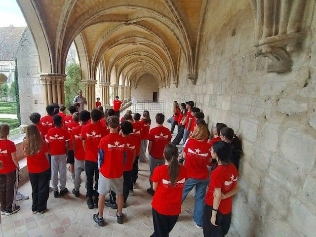 Élèves du lycée Saint Thomas d’Aquin en visite dans un cloître lors d’une sortie pastorale