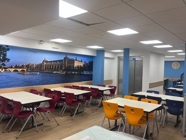 Salle de restauration du lycée Saint Thomas d'Aquin, repas cuisinés sur place