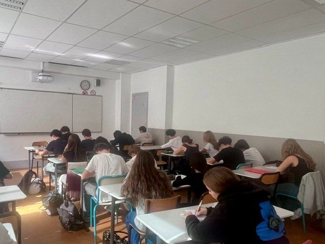 Élèves de Seconde en cours dans une salle de classe lumineuse du lycée Saint Thomas d'Aquin à Paris