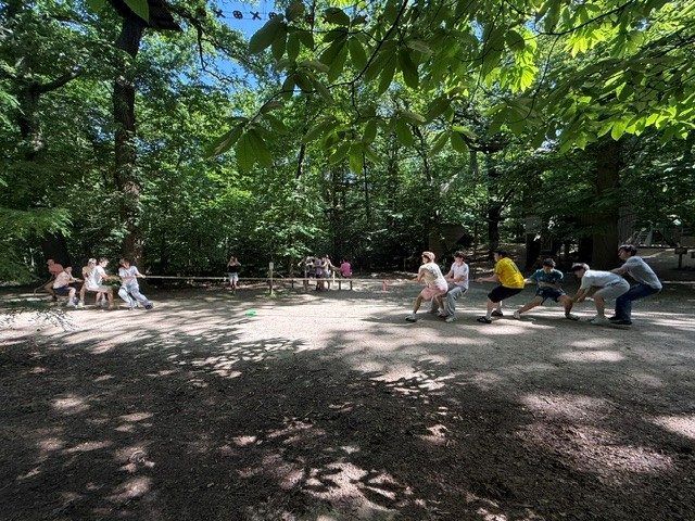 Élèves du lycée participant à une activité solidaire en plein air